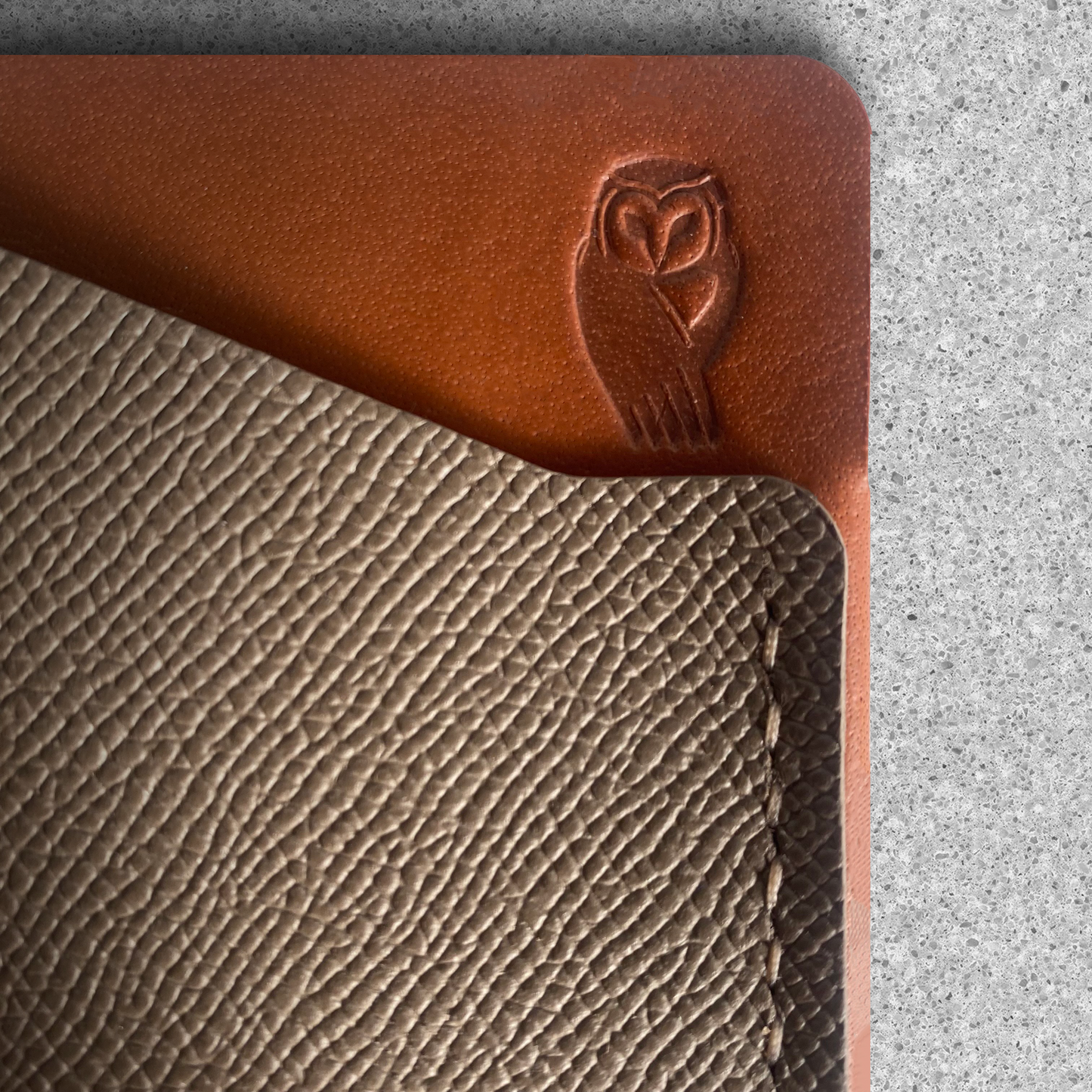 DROPTAIL CARDHOLDER IN CAIRNSTONE AND WINDSOR TAN